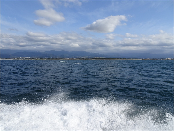 高い波の向こうに海岸線