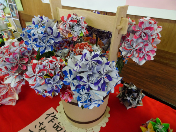 手桶に入った花々