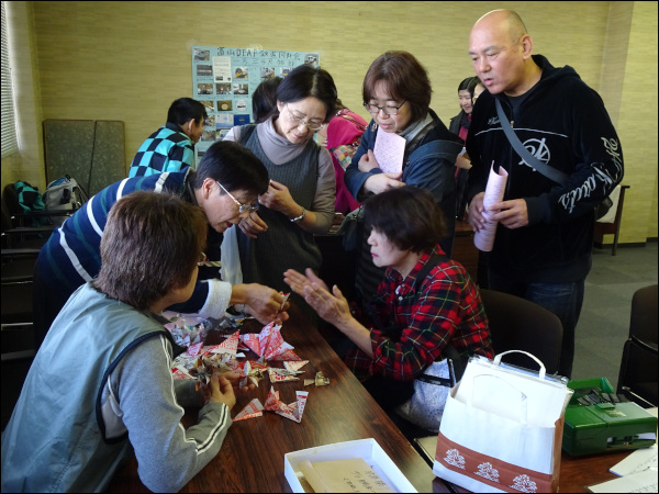 花作り体験コーナーに数人が寄ってきている