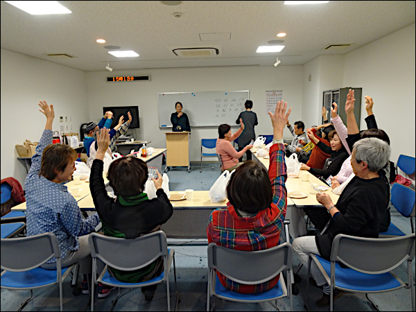 全員ビンゴで手をあげる