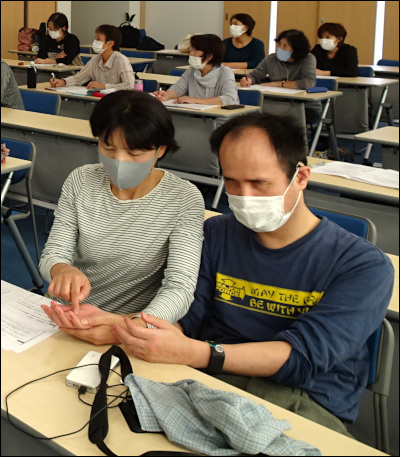 盲ろう者と手書きで伝える通訳・介助者