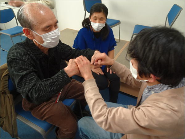 宮永さんと会員が触手話で会話