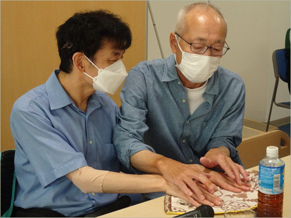 藤鹿さんに会員が指点字をする