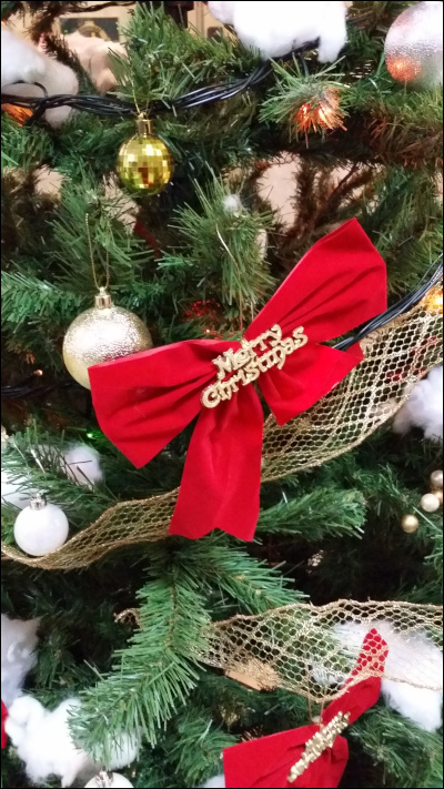 クリスマスツリーの飾り付け