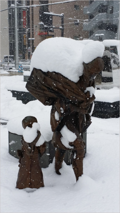 雪の積もった家庭薬配置像