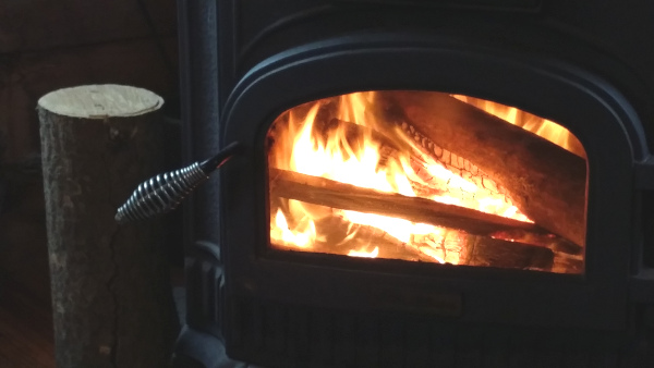 暖炉の中で薪が燃えている